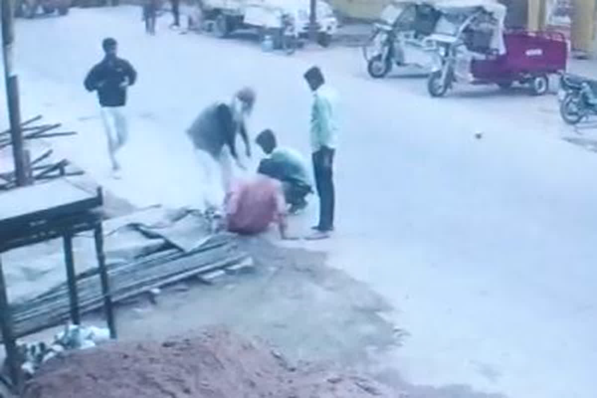 Panna Accident News: ‘जाको राखे साइयां, मार सके ना कोई!, कुछ ही मिनटों की देरी से बची पुजारी की जान, CCTV कैमरे कैद हुई वारदात