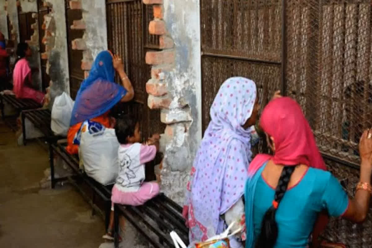 Female Prisoners Pregnant in Jail: पुरुष कर्मचारी जेल में बंद महिला कैदियों को कर रहे प्रेग्नेंट? हाईकोर्ट के संज्ञान में आया मामला, 196 ने दिया बच्चे को जन्म