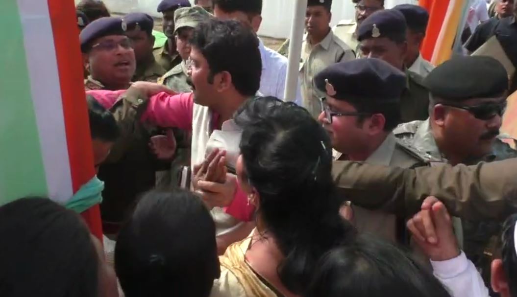 कांग्रेस के पूर्व विधायक ने की पुलिस से बदसलूकी! जमकर वायरल हो रहा ये वीडियो, पीसीसी ने जारी किया नोटिस