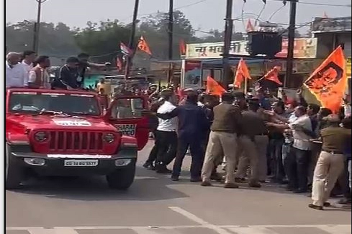 BJP कार्यकर्ताओं ने लगाए मोदी के नारे, गाड़ी से नीचे उतर राहुल ने मिलाया हाथ, किया फ्लाइंग किस