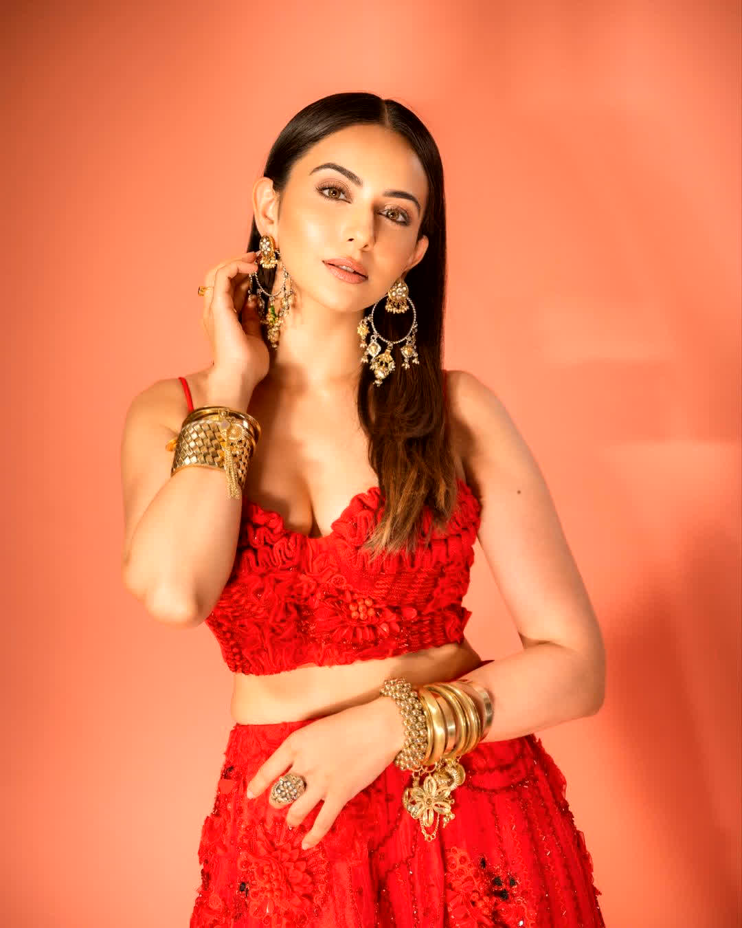 हाल ही में शेयर की गई तस्वीरों में रकुल प्रीत ने लाल रंग का खूबसूरत आउटफिट पहना हुआ है, जिसमें वो बला की खूबसूरत लग रही है।