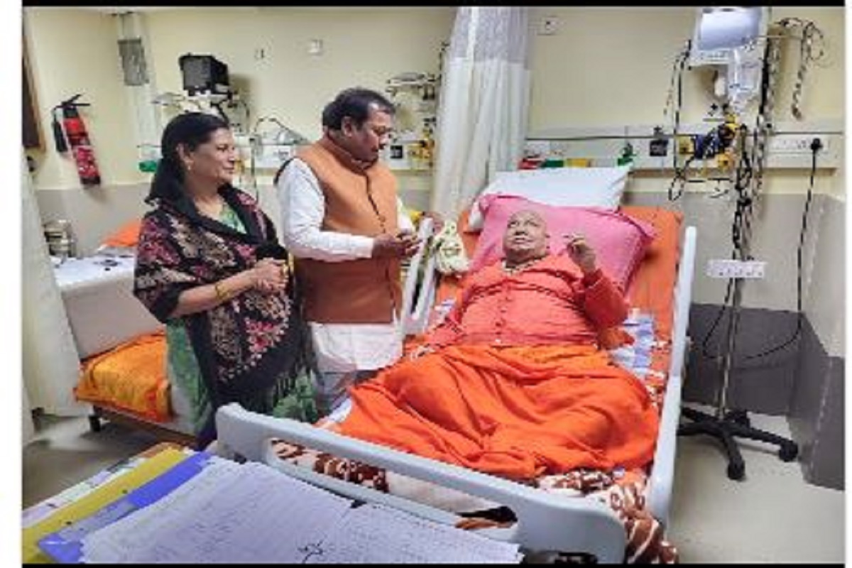 जगद्गुरु रामभद्राचार्य का स्वास्थ्य बिगड़ा, हनुमंत यज्ञ में नहीं होंगे शामिल, सांसद विजय बघेल पहुंचे मिलने
