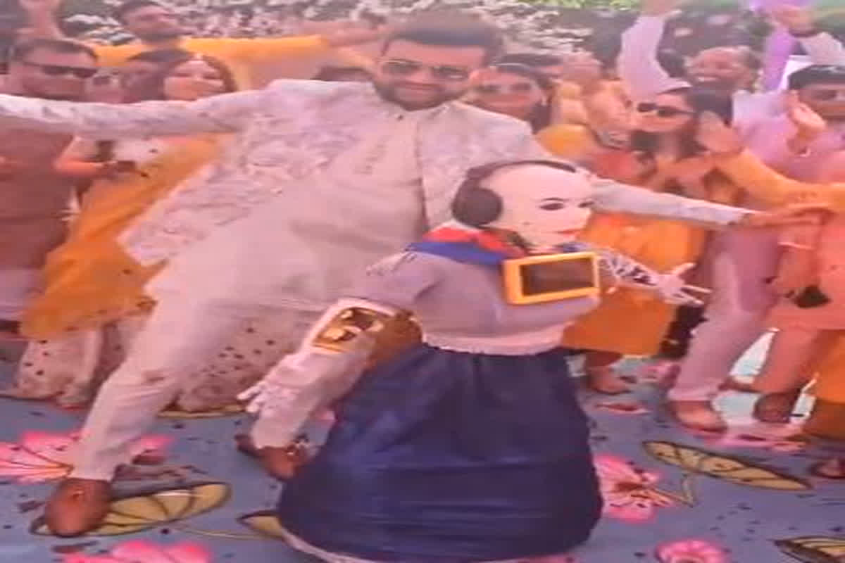 Robot Dance: डांसर के ठुमकों पर टिक गई शादी में आए मेहमानों की नजर, दूल्हा-दुल्हन को छोड़ इसी को देखने लगे सभी लोग