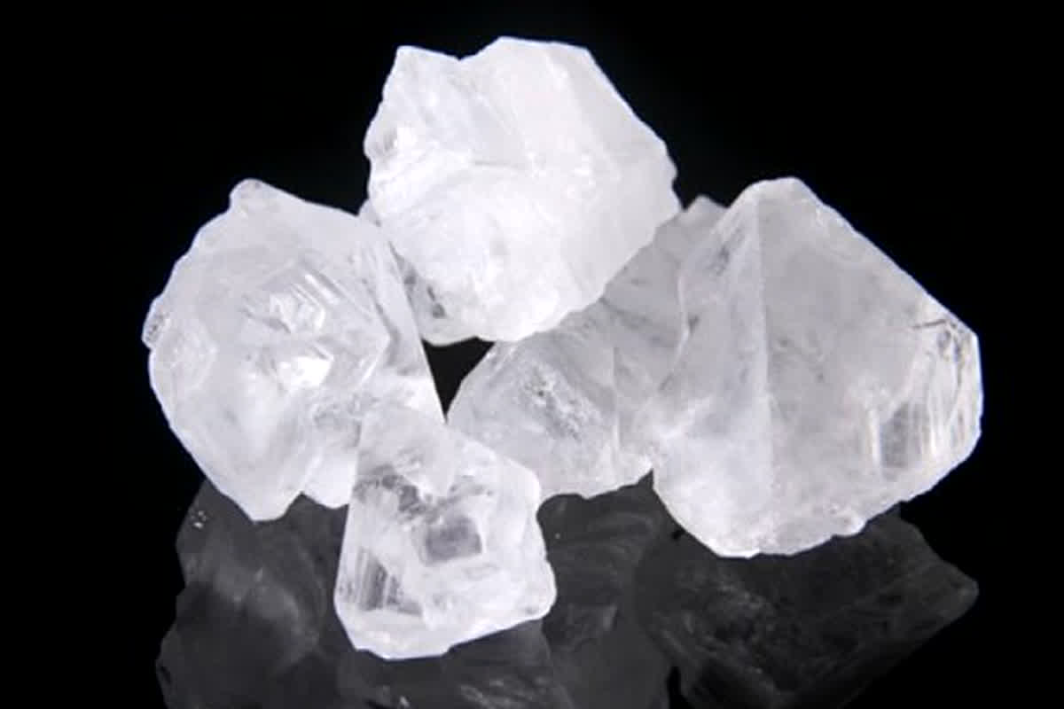 Benefits of Alum: नहाने के पानी में मिला लें ये सफेद पत्थर, शरीर को मिलेंगे ये अद्भुत फायदे