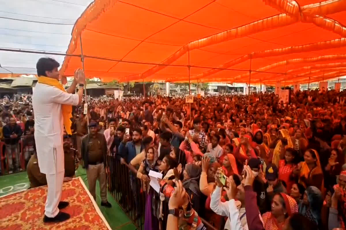 Jyotiraditya Scindia Dance Video Viral: लोकगीत पर मंच पर थिरके केंद्रीय मंत्री ज्योतिरादित्य सिंधिया, जनता हुई मंत्र मुग्ध, देखें वीडियो