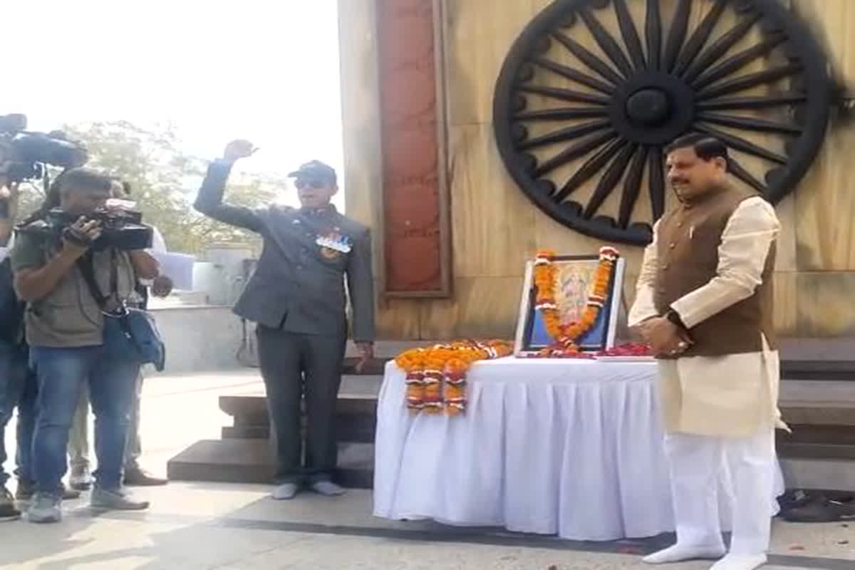 Pulwama Attack 5th Anniversary: पुलवामा अटैक के 5 साल पूरे, सीएम यादव ने शहीद जवानों को पुष्प अर्पित कर दी श्रद्धांजलि