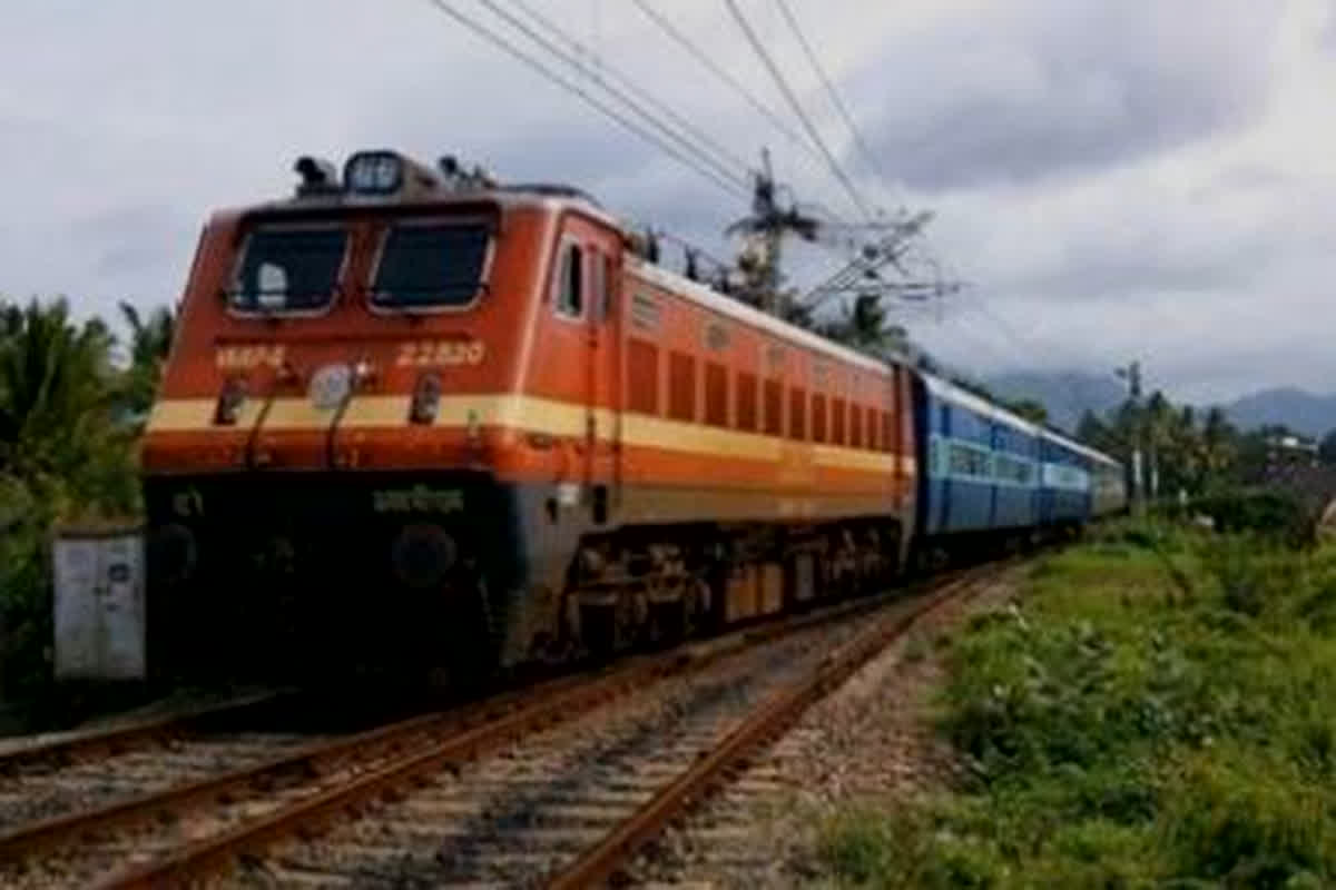 यात्रीगण कृपया ध्यान दें! रेलवे ने अचानक 40 ट्रेनों को किया रद्द, IRCTC Latest Update : Railways canceled 40 trains due to farmers' protest