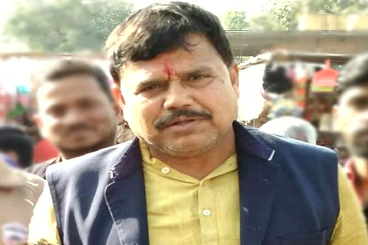 फिर देखने को मिली ऊर्जा मंत्री की दरियादिली, प्रदर्शन कर रहे किसानों को अपने हाथों से पिलाई चाय, दिया मदद का आश्वासन…