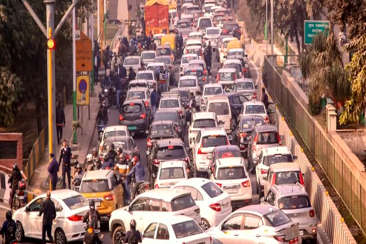 Farmers Protest: किसानों के विरोध प्रदर्शन ने बढ़ाई परेशानी, सड़कों पर लगा 10 किमी लंबा जाम, पुलिस ने किया ये डायवर्जन