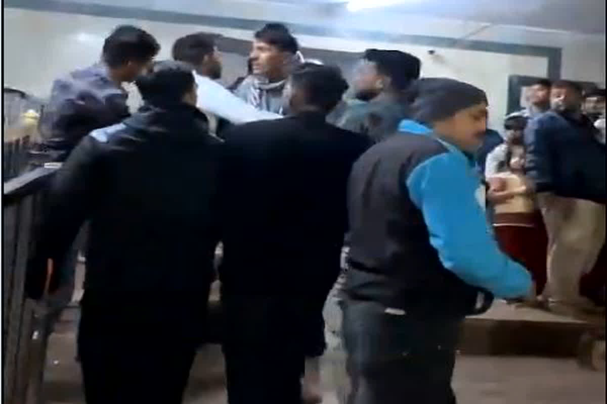 Ujjain Viral Video: महाकाल मंदिर में शयन आरती के दौरान आपस में भिड़े दो युवक, सोशल मीडिया पर वायरल हुआ वीडियो