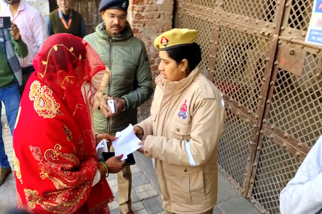 The newlywed bride arrived to appear for the police recruitment exam on the second day of her marriage