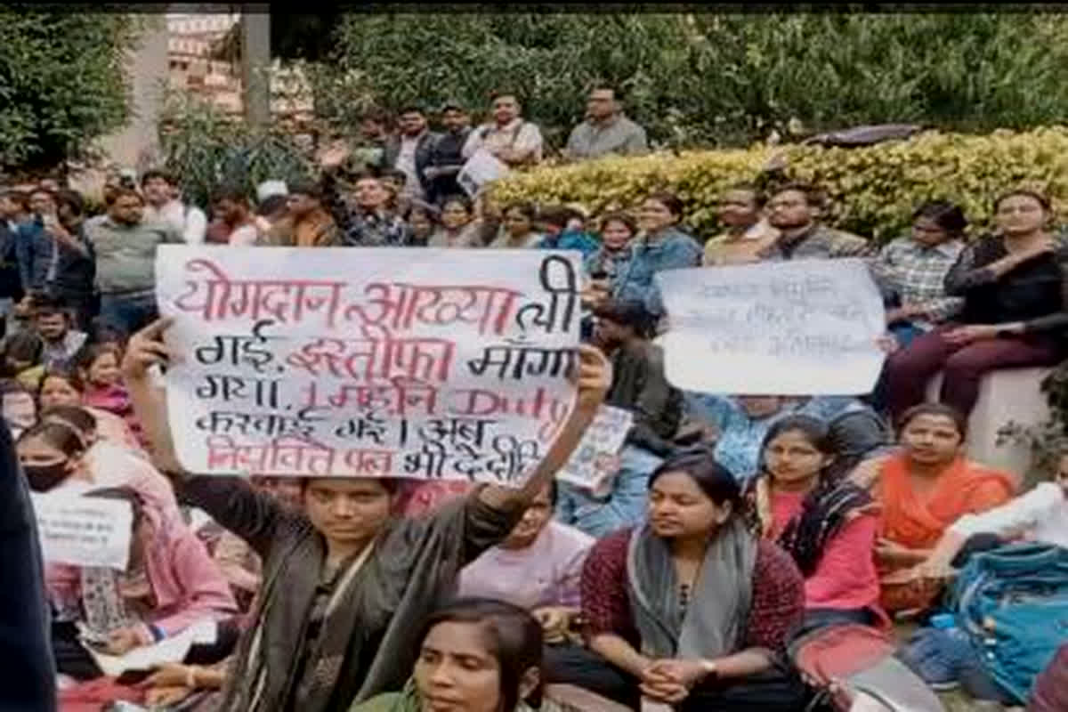 UP Lekhpal Bharti:  लेखपाल नियुक्ति पत्र मामले में नहीं खत्म हो रही अभ्यर्थियों की मुश्किलें, आक्रोशित उम्मीदवारों ने किया राजस्व विभाग का घेराव