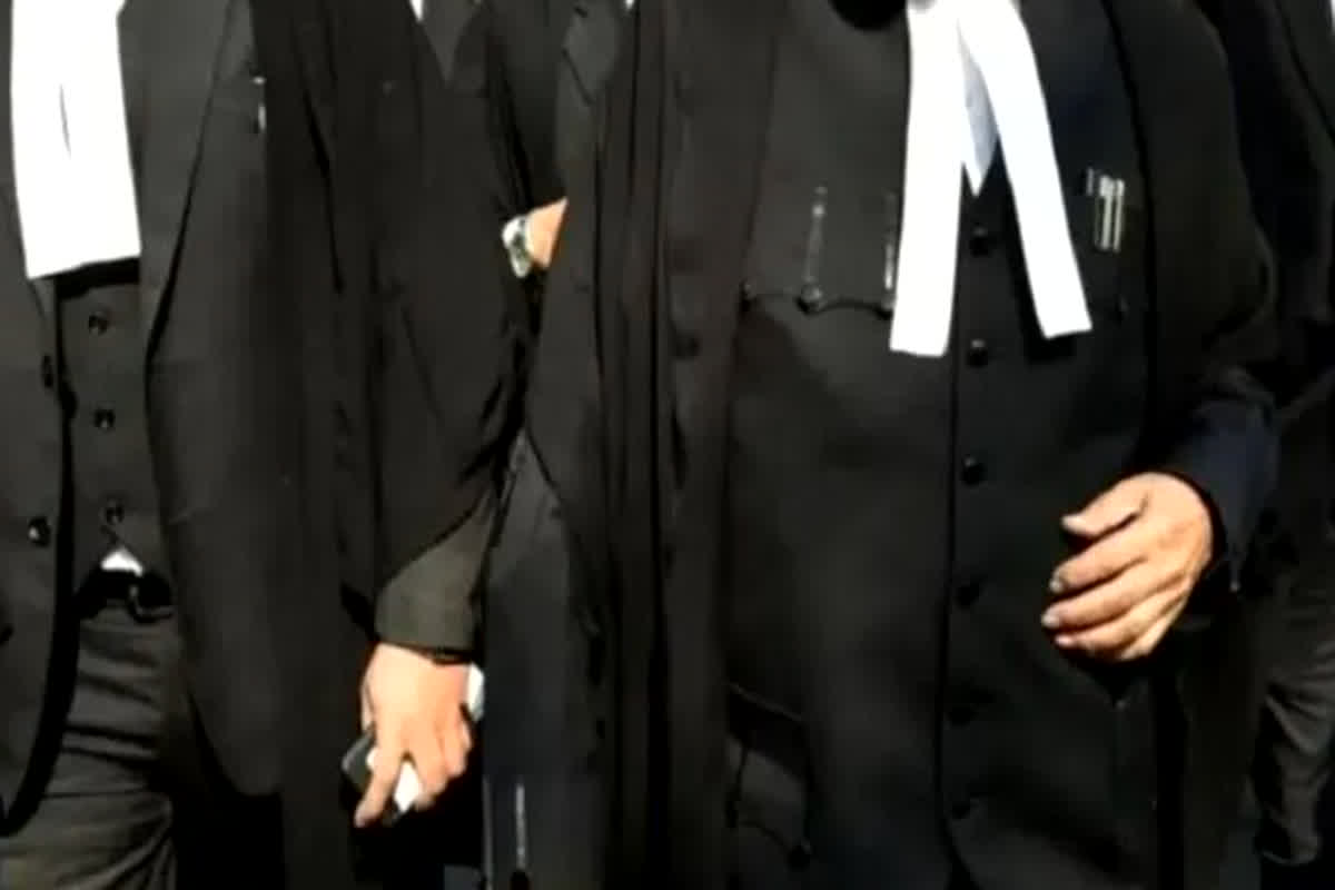 FIR Registered Against 18 Policeman: वकीलों से मारपीट पड़ा महंगा, 6 एसआई समेत 18 पुलिसकर्मियों पर दर्ज हुई FIR