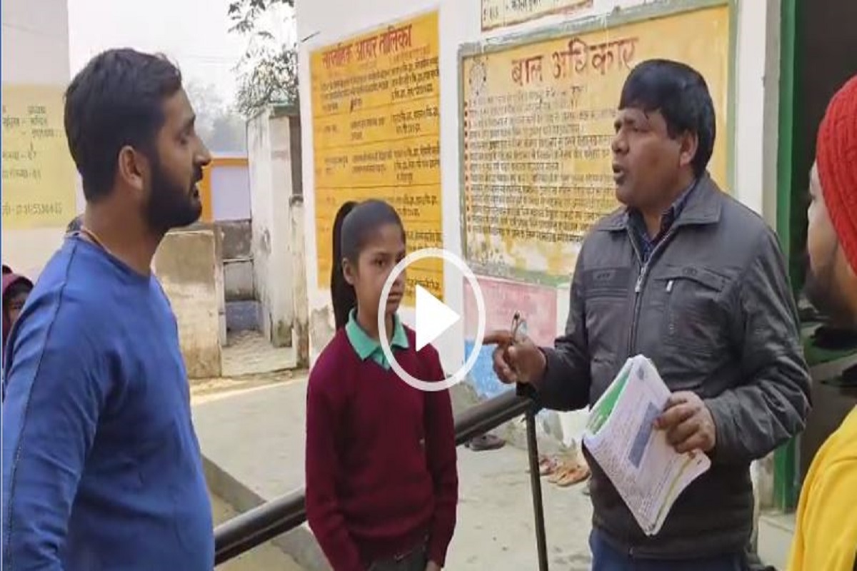 स्कूल ​शिक्षक पर छात्राओं का आरोप, हाथ में कलावा, टीका और पूजा पाठ को करते हैं मना, वायरल हो रहा वीडियो