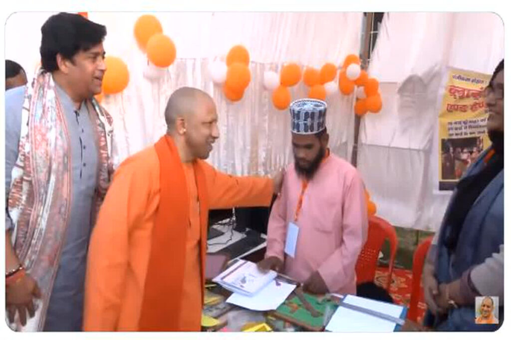 Muslim youth sang Ramcharitmanas in front of cm Yogi: