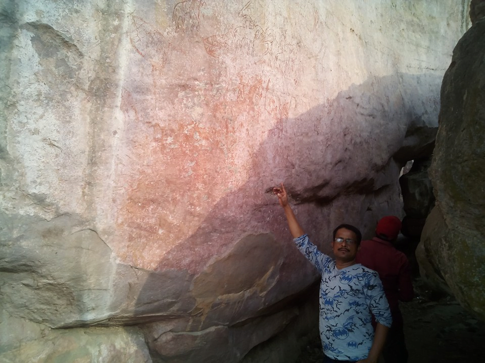 आदमगढ़ गुफाएं, होशंगाबाद- इस गुफा में जो कलाकृतियाँ प्राप्त हुई हैं, उनका सम्बन्ध पाषाण युग से माना जाता हैं। आदिकाल में रूचि रखने वालो के लिए बहुत कुछ जानने के लिए यह आदर्श स्थान है।