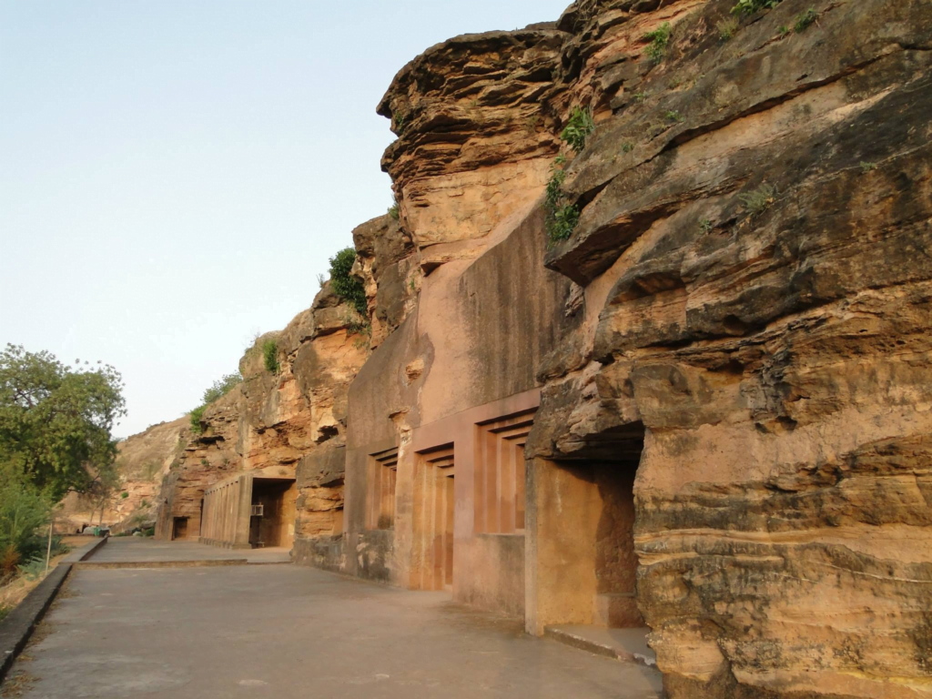 बाग गुफाएं, धार- बाग गुफाएं चट्टानों को काटकर उकेरे गए नौ स्मारकों का एक समूह है ये गुफाएं बौद्ध भिक्षुओं के मठ थे, और इनमें कई नक्काशी और चित्र मौजूद है।