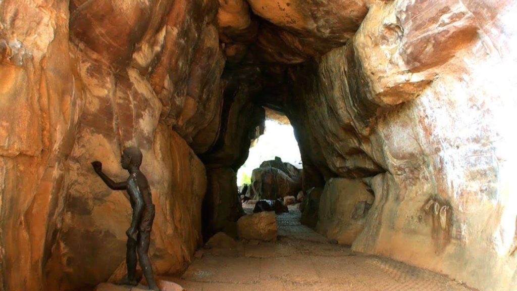 भीमबेटका गुफाएं, रायसेन- भीमबेटका गुफाएं यूनिस्को हेरिटेज में शामिल है जिस से यहाँ देश विदेश के अनेक पर्यटक आते है इस प्राकृतिक रूप से निर्मित गुफाओं में आदिकाल में मनुष्य के रहने के प्रमाण प्राप्त है।