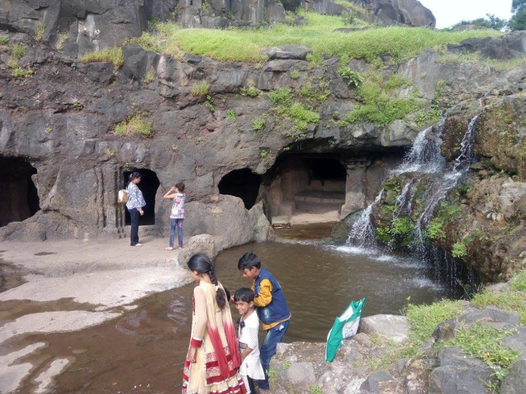 लोहानी गुफाएं, धार- मांडू में स्थित लोहानी गुफाएं 11वीं शताब्दी में निर्मित हैं। इसमें पत्थरों को काटकर मंदिरों का एक समूह बनाया गया है।