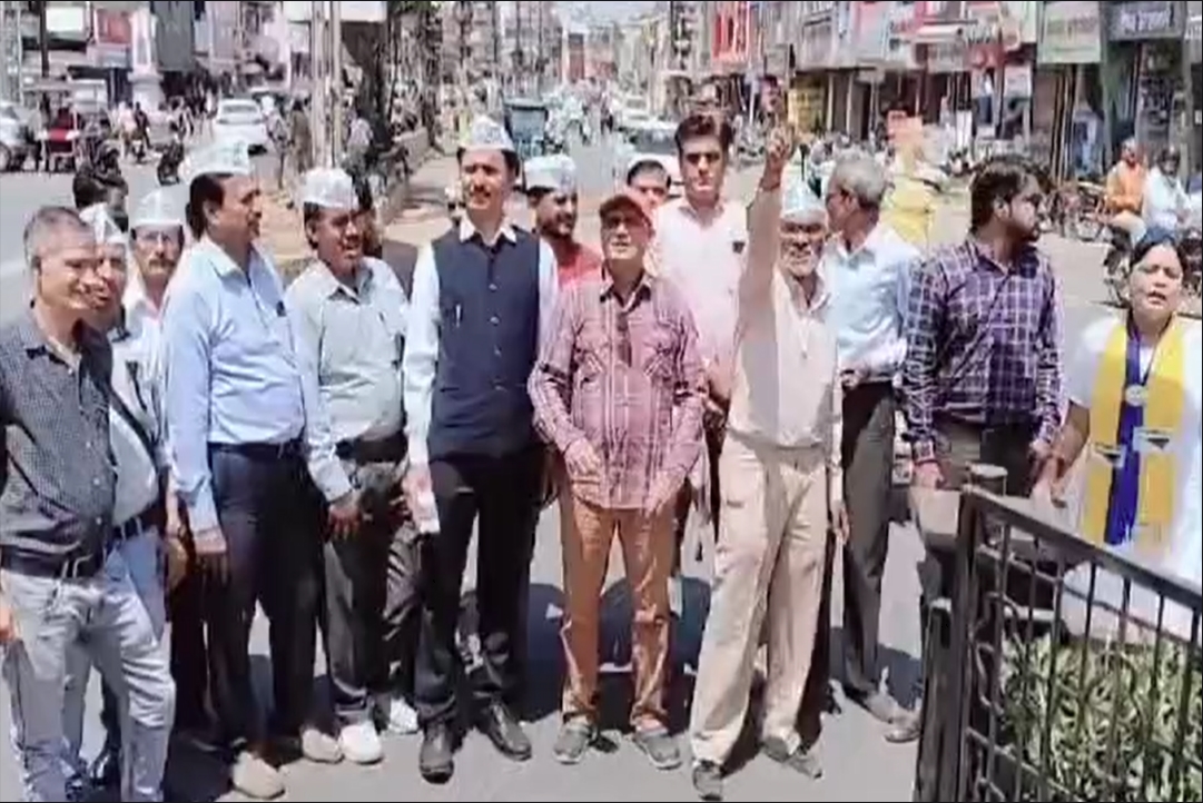 Jabalpur AAP Protest : सीएम अरविंद केजरीवाल की गिरफ्तारी के बाद विरोध प्रदर्शन जारी, आप कार्यकर्ताओं ने रैली निकालकर केंद्र सरकार पर साधा निशाना