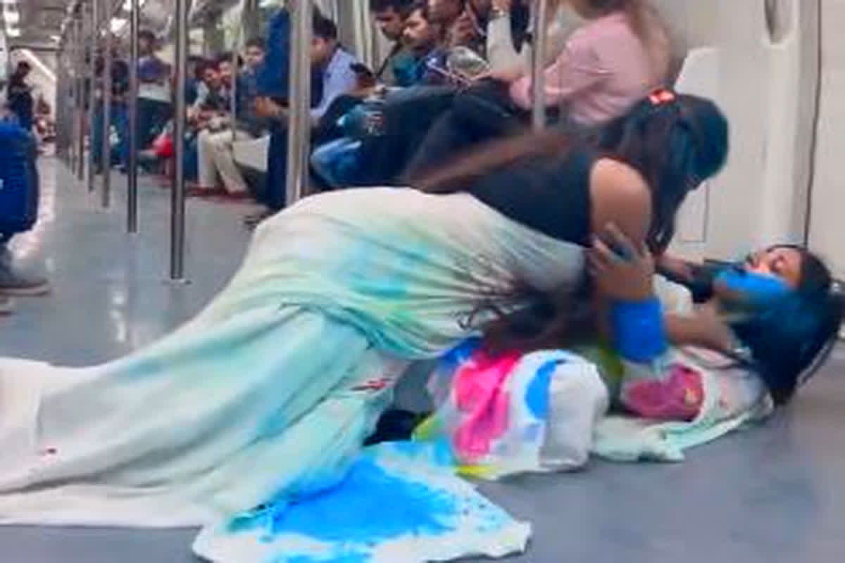 Delhi Metro Viral Video: ‘Delhi Metro में अब Oyo वाली सुविधा! फर्श पर लेट गई युवती, ​फिर…, परिवार के साथ भूलकर भी न देखें वीडियो