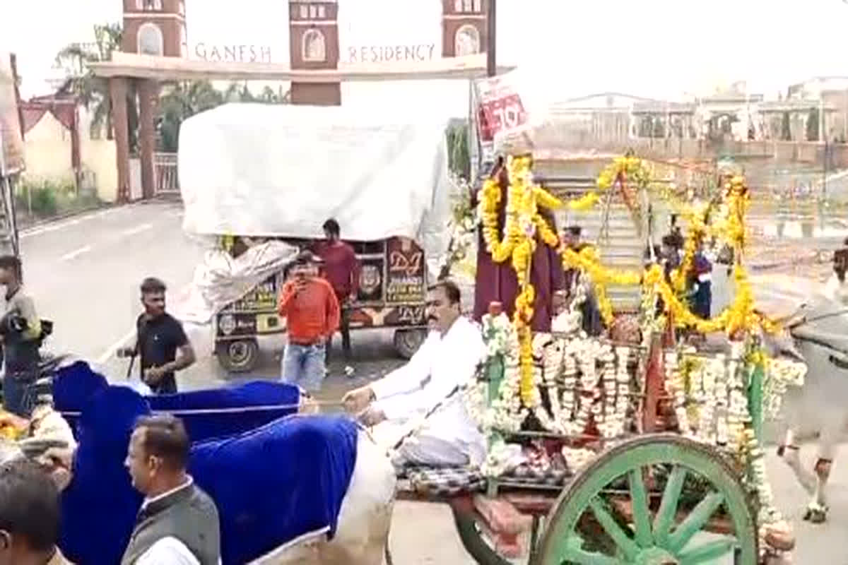 Dulhan Ki Vidai Ki Video: दुल्हन की विदाई का वीडियो हो ताबड़तोड़ वायरल, दूल्हे का ये अंदाज मोह लिया लोगों का मन