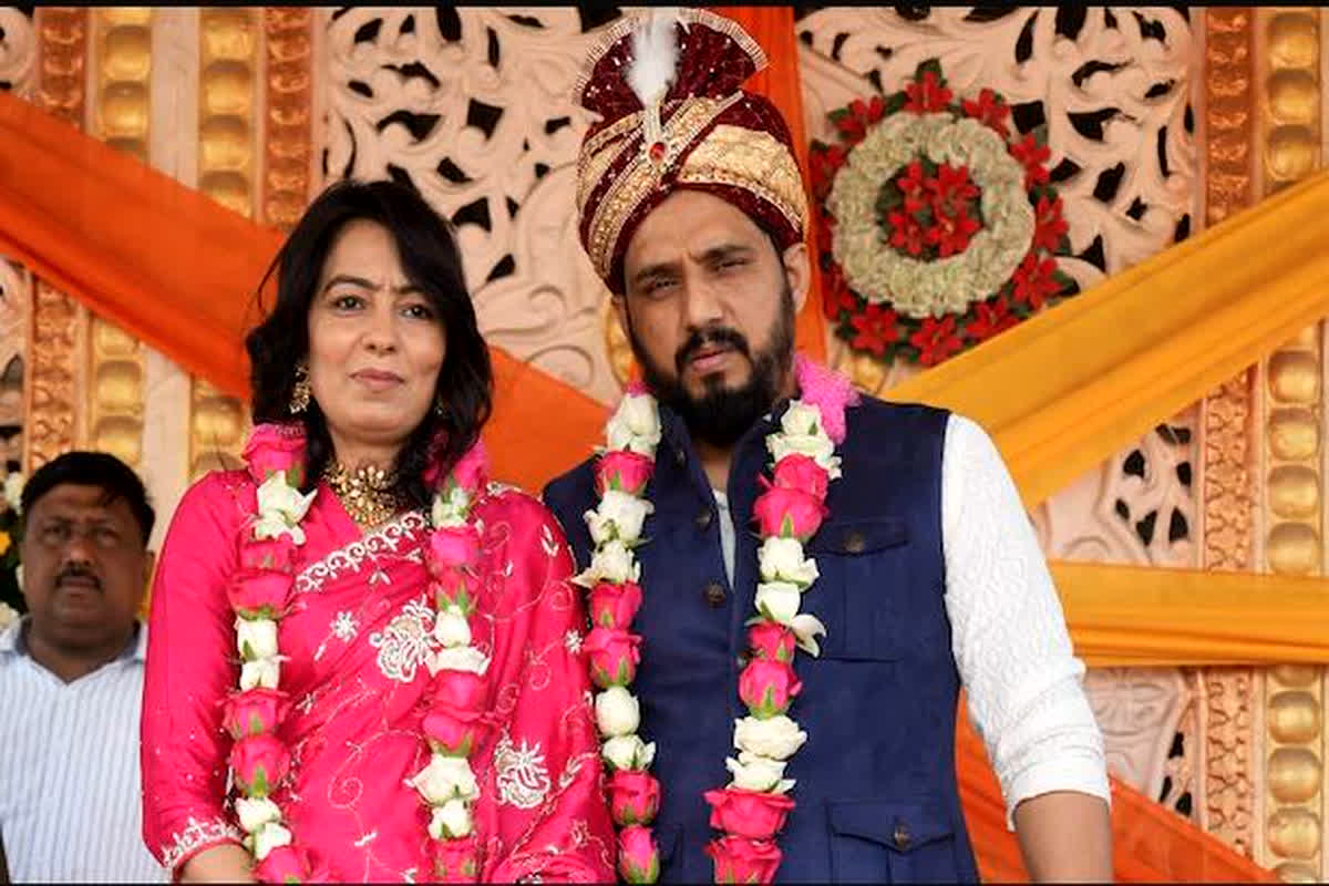 Gangster Kala Jathedi Marriage in Delhi : कड़ी सुरक्षा के बीच शादी के बंधन में बंधे गैंगस्टर काला जठेड़ी और लेडी डॉन अनुराधा, वायरल हुआ वीडियो