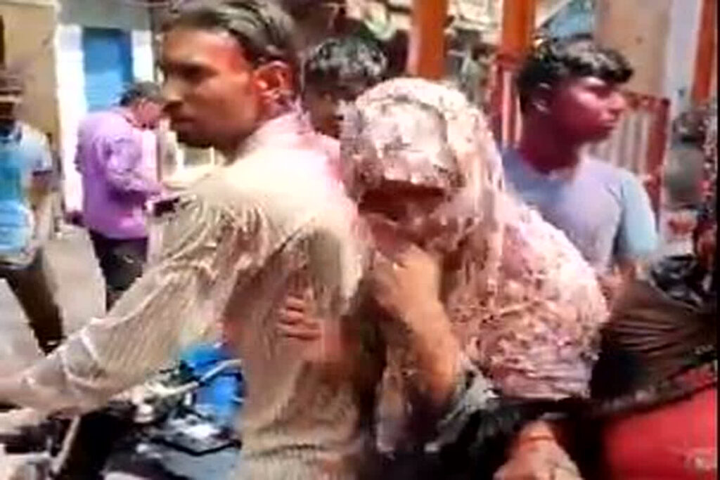 Holi Par Muslim Mahilao ke sath Badsaluki