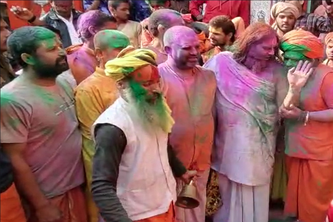 Holi in Ayodhya : ‘अवध में होली खेले रघुवीरा’..! अयोध्या में साधु-संत खेलते हैं भगवान श्रीराम के साथ होली, बजरंगबली देते हैं सभी देवी-देवताओं को निमंत्रण