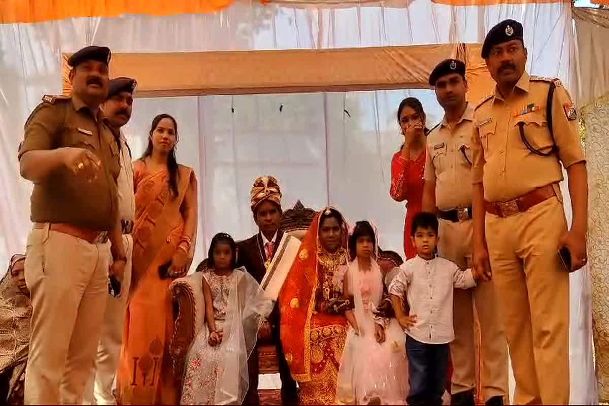 Betul Kuli Durga wedding: रेलवे स्टेशन बना शादी का मंडप, रेलवे स्टाफ ने पूरे रस्मों-रिवाज के साथ कराई कुली दुर्गा की शादी