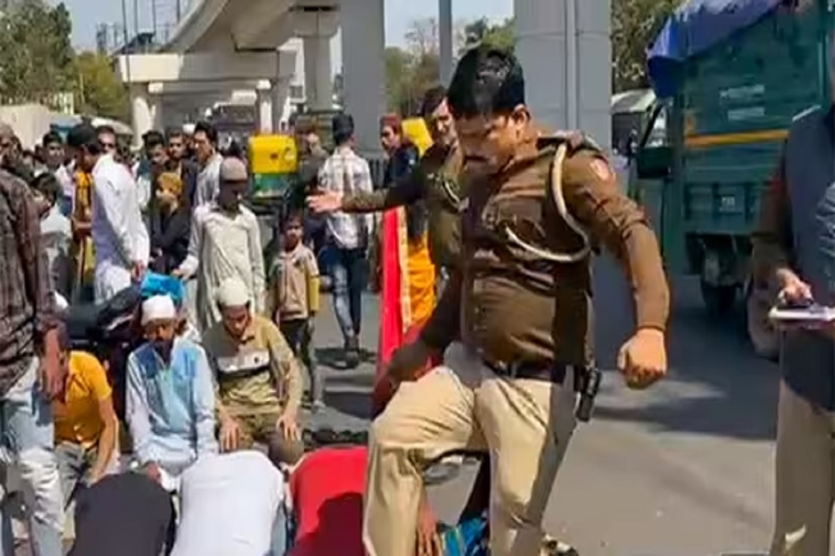 Kicking Namazis in Delhi: नमाजियों को लात मारने पर भड़के ओवैसी, किया ट्वीट.. मदनी बोले, ‘ये नए भारत की नई तस्वीर’..