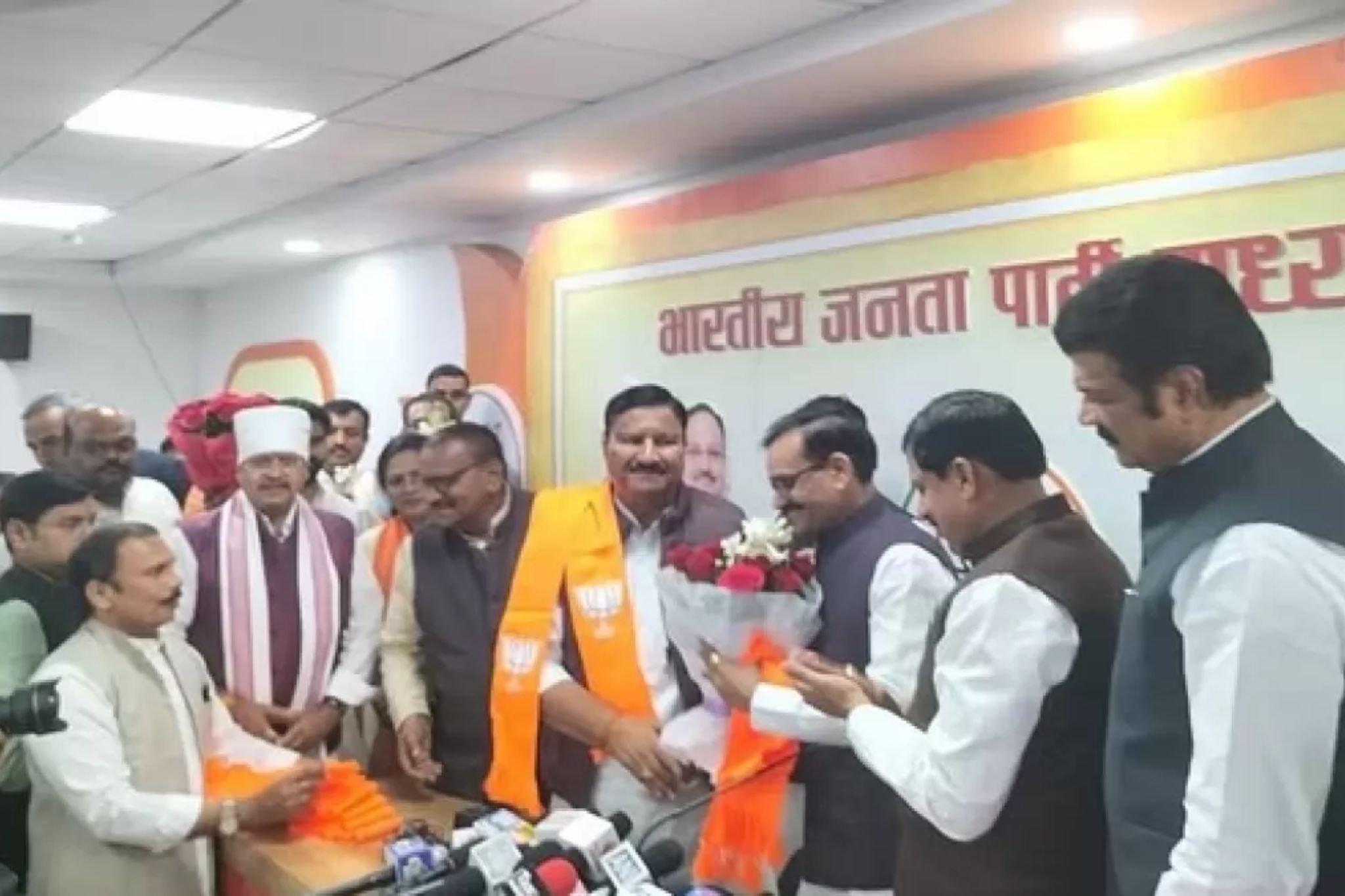 MP PCC Latest News: टिकट फाइनल होने से पहले ही MP कांग्रेस में भगदड़.. सीनियर लीडर समेत इन 3 नेताओं ने थामा भगवा दल का दामन, मिली सदस्यता..