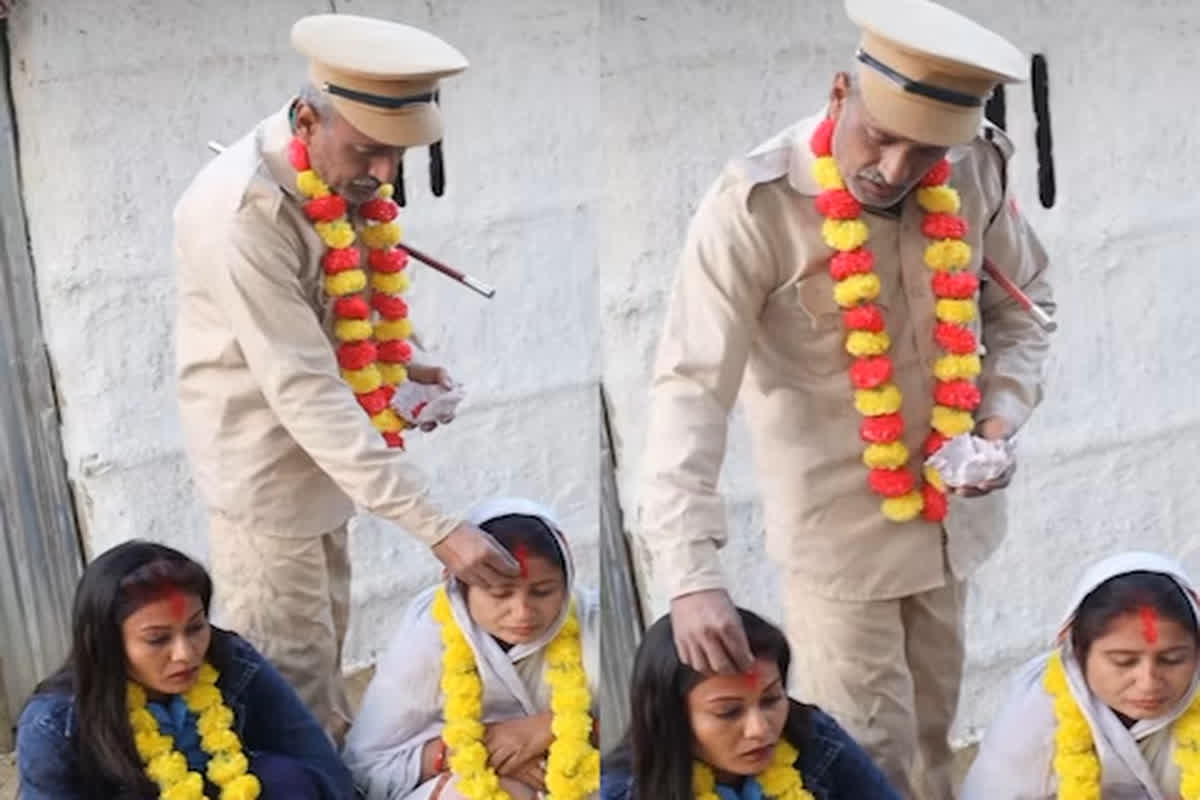 Maa Beti Ek Sath Bani Dulhan: पुलिसकर्मी की दुल्हन बनीं विधवा मां और बेटी, एक साथ दोनों की मांग में भर दी सिंदूर, वीडियो आया सामने