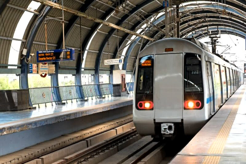 Delhi Metro Me Ladke Ke Sath Gandhi Harkat
