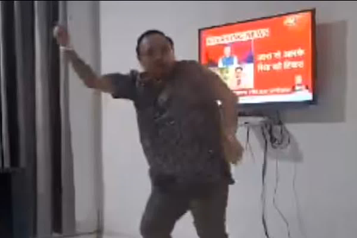 MLA Neeraj Zimba Video: पीएम मोदी को अपने खून से पत्र लिखने वाले विधायक का वीडियो वायरल, दोस्त को मिला टिकट तो नाचने लगे खुशी से