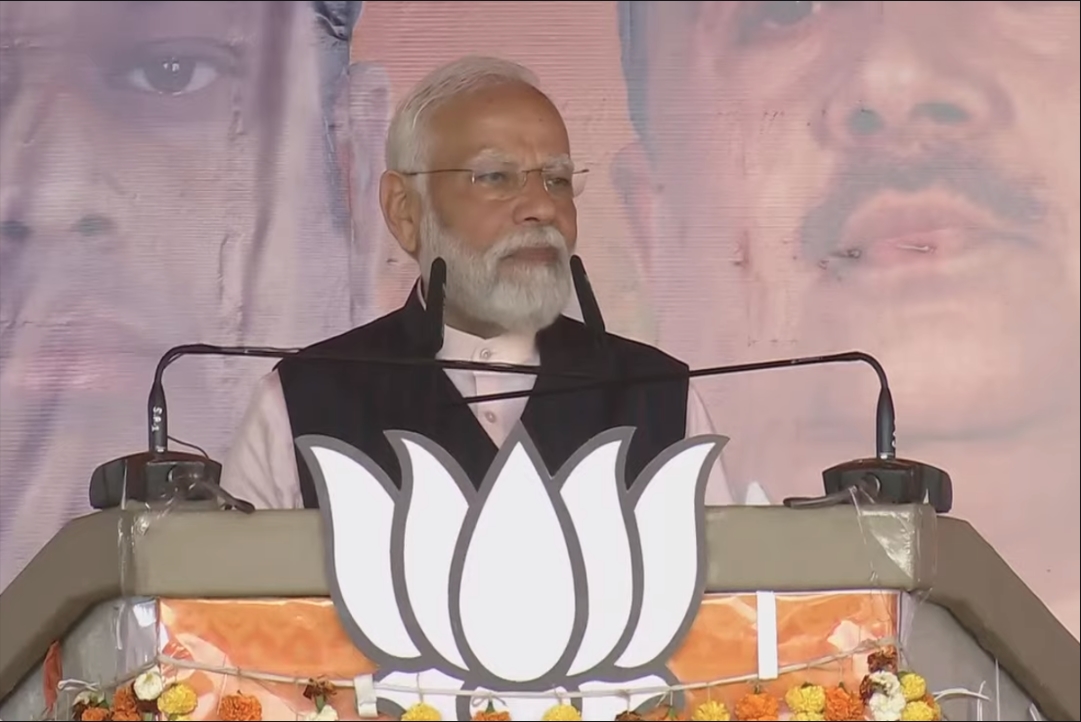 PM Modi Visit West Bengal Live : पीएम मोदी ने पश्चिम बंगाल में कई महत्वपूर्ण परियोजनाओं का किया उद्घाटन, जनसभा को कर रहे संबोधित, यहां देखें Live..