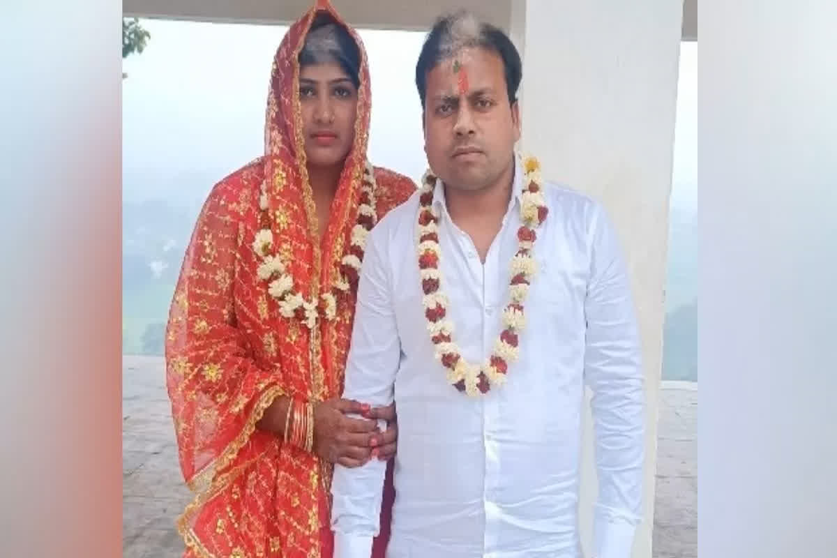 Student Teacher Marriage: शिक्षक ने छात्रा से रचाई शादी, हद से आगे बढ़ चुके थे दोनों, करनी पड़ी शादी
