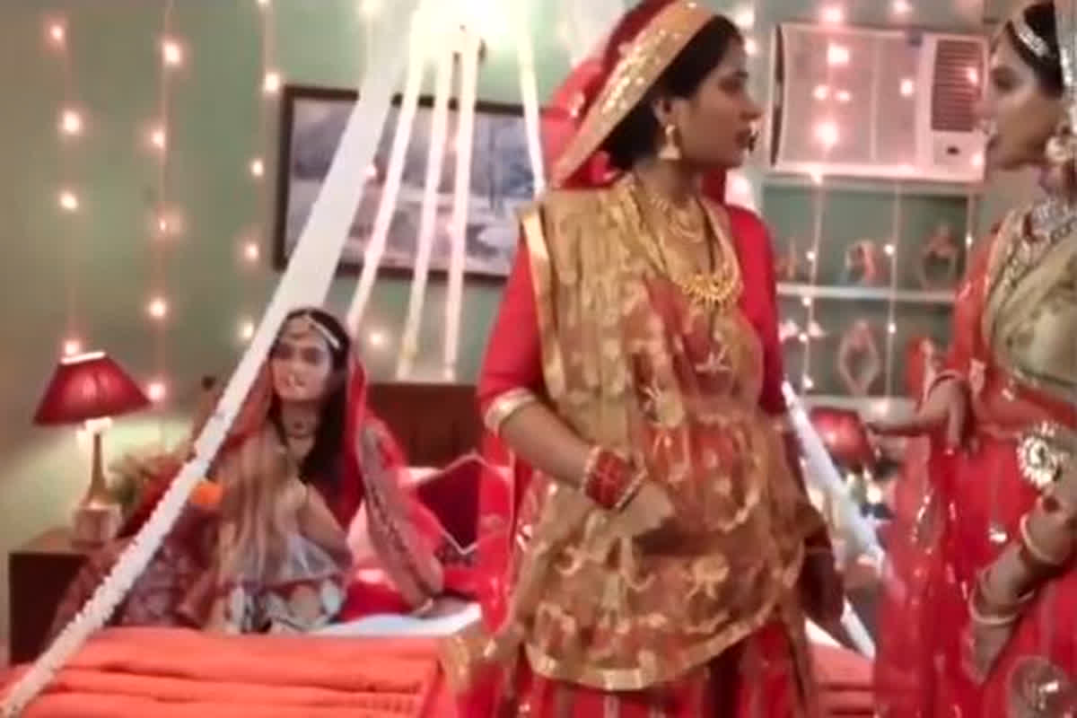 Dulha Dulhan Suhagrat Video: तीन बहनों ने एक ही दूल्हे से की शादी, कमरे में पहुंचते ही पहले सुहागरात को लेकर हो गई लड़ाई, किसी ने लीक कर दिया वीडियो