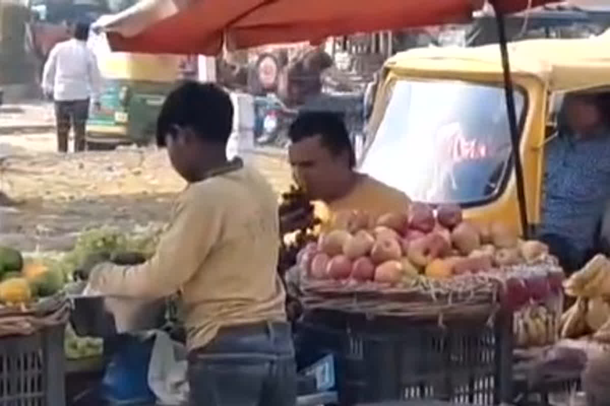 Thuk Lagakar Bech Raha tha Fal: थूक लगाकर फल बेच रहा है युवक, भाजपा सांसद सुधांशु त्रिवेदी ने शेयर किया वीडियो, मचा बवाल