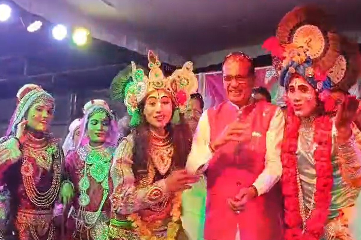 Shivraj Singh Dance Video With Gopi : गोपियों के साथ कृष्ण रंग में रंगे पूर्व सीएम शिवराज सिंह चौहान, सखा बनकर खूब लगाए ठुमके, लठमार होली खेलकर लूट ली महफिल