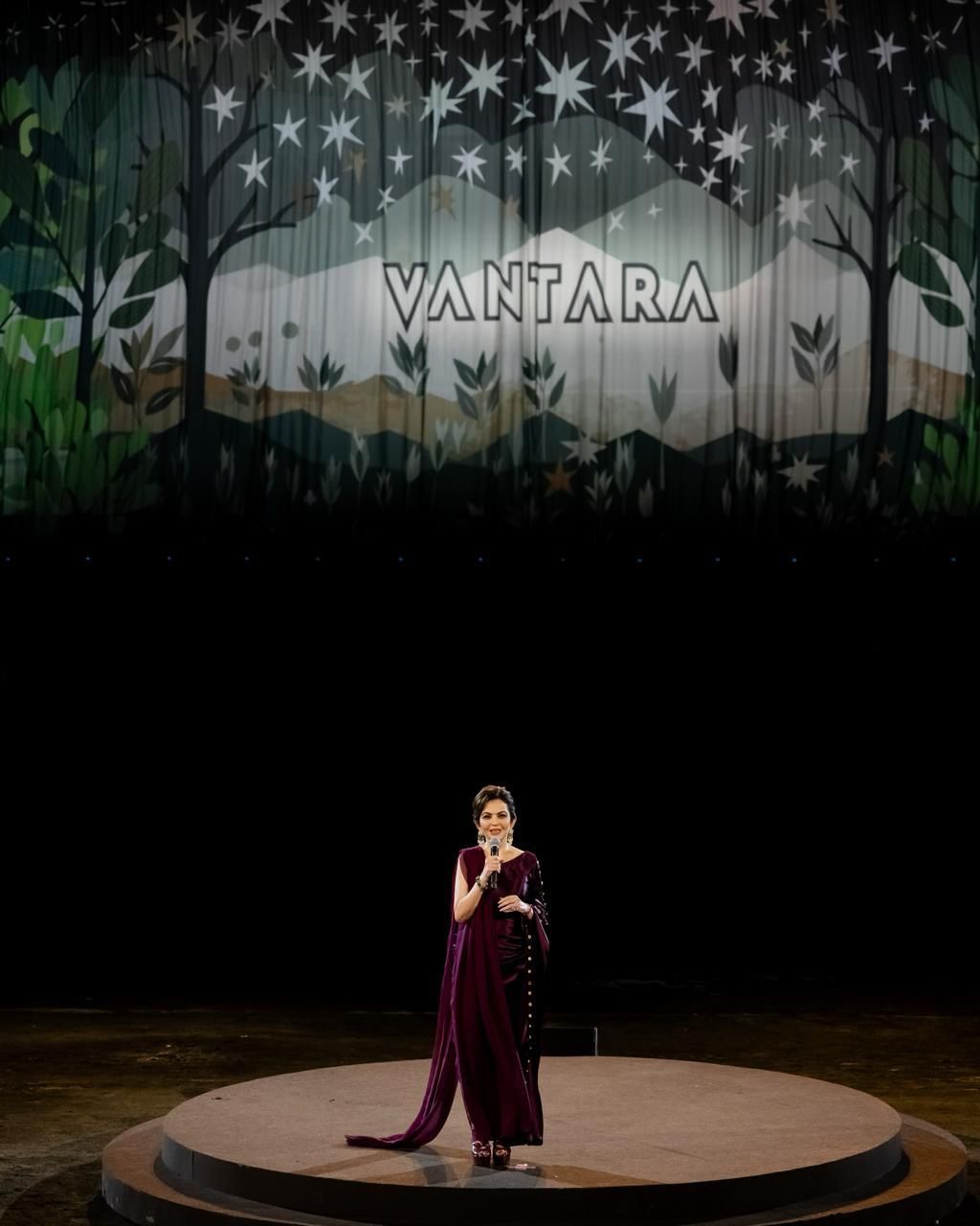 अनंत-राधिका के शादी से पहले के ये सभी फंक्शन काफी पारंपरिक और भव्य होने की उम्मीद है। प्री वेडिंग फंक्शन में मेहमानों को भारतीय संस्कृति की सुंदरता का अनुभव मिलेगा।