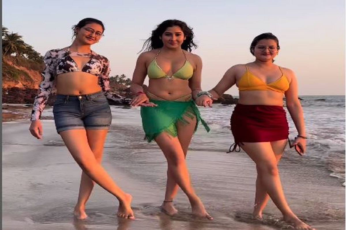 Desi girls sexy video : एक साथ तीन लड़कियों का सेक्सी वीडियो वायरल, फैंस को किया सरप्राइज