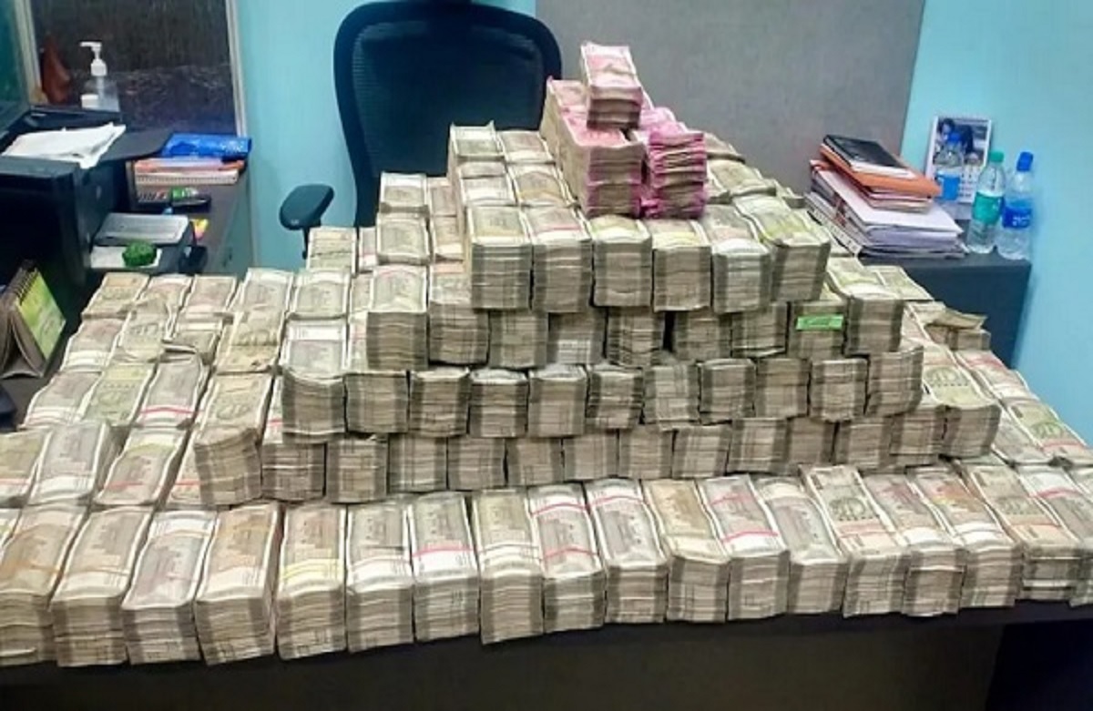 लोकसभा चुनाव से पहले पुलिस को मिली बड़ी सफलता, कार से मिले करोड़ रुपए, देखकर पुलिस भी दंग