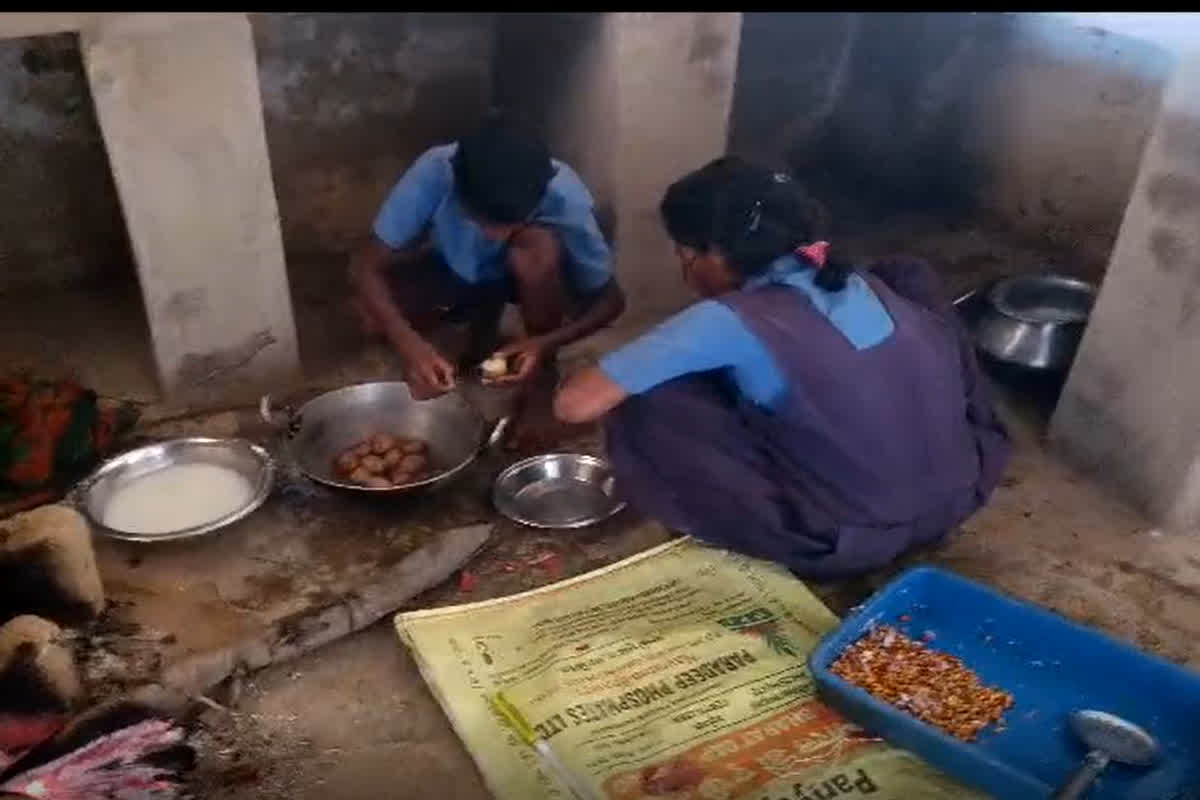 Balrampur Primary School Video : प्राथमिक शाला में बच्चे खुद बनाते है मध्यान भोजन, पढ़ाने के लिए नहीं आते शिक्षक, वीडियो वायरल होने के बाद मचा हड़कंप