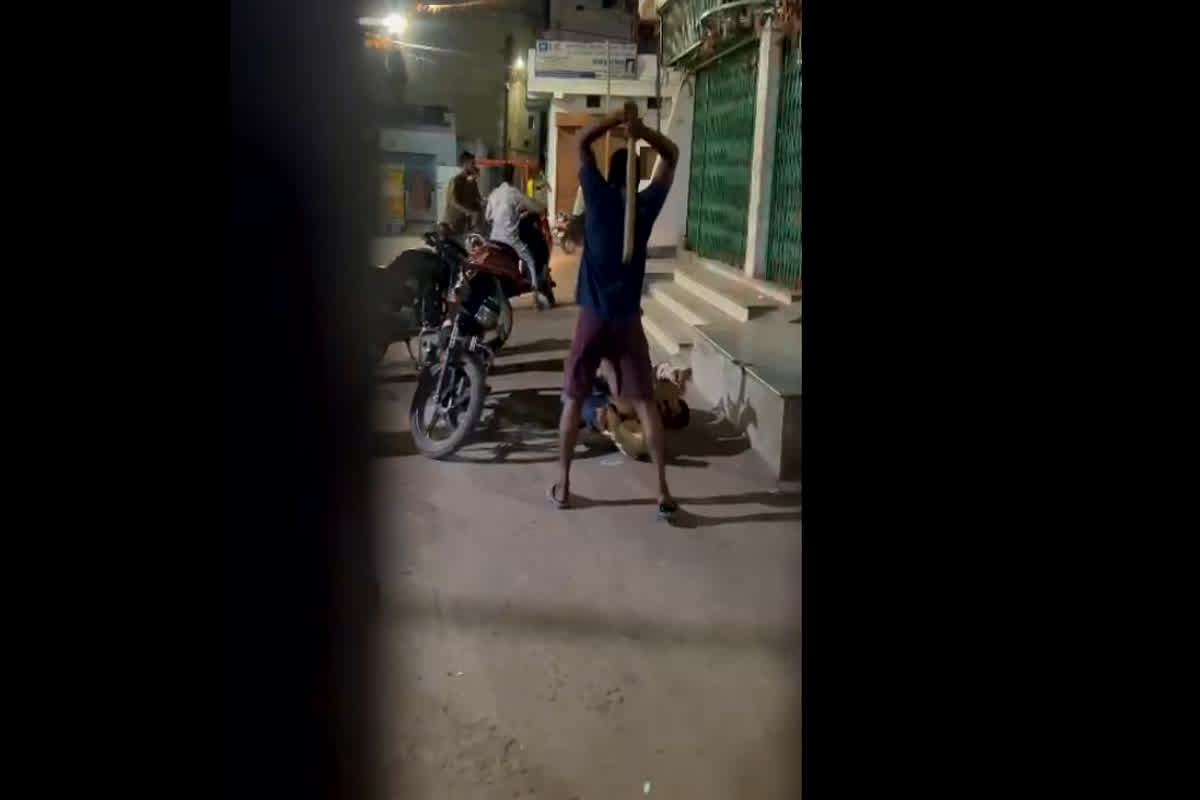 Viral Video: बीच सड़क युवक को डंडे से पीट-पीटकर किया अधमरा, सोशल मीडिया पर वायरल हुआ वीडियो…