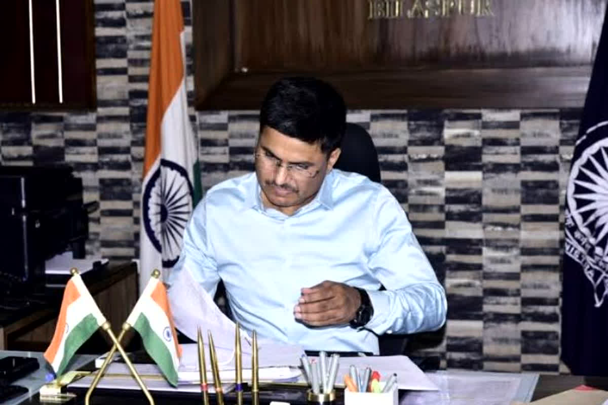 Collector Notice to PWD SDO: पीडब्ल्यूडी SDO ने चुनाव कार्य करने से किया इंकार, कलेक्टर ने थमाया नोटिस, 24 घंटे में मांगा जवाब…