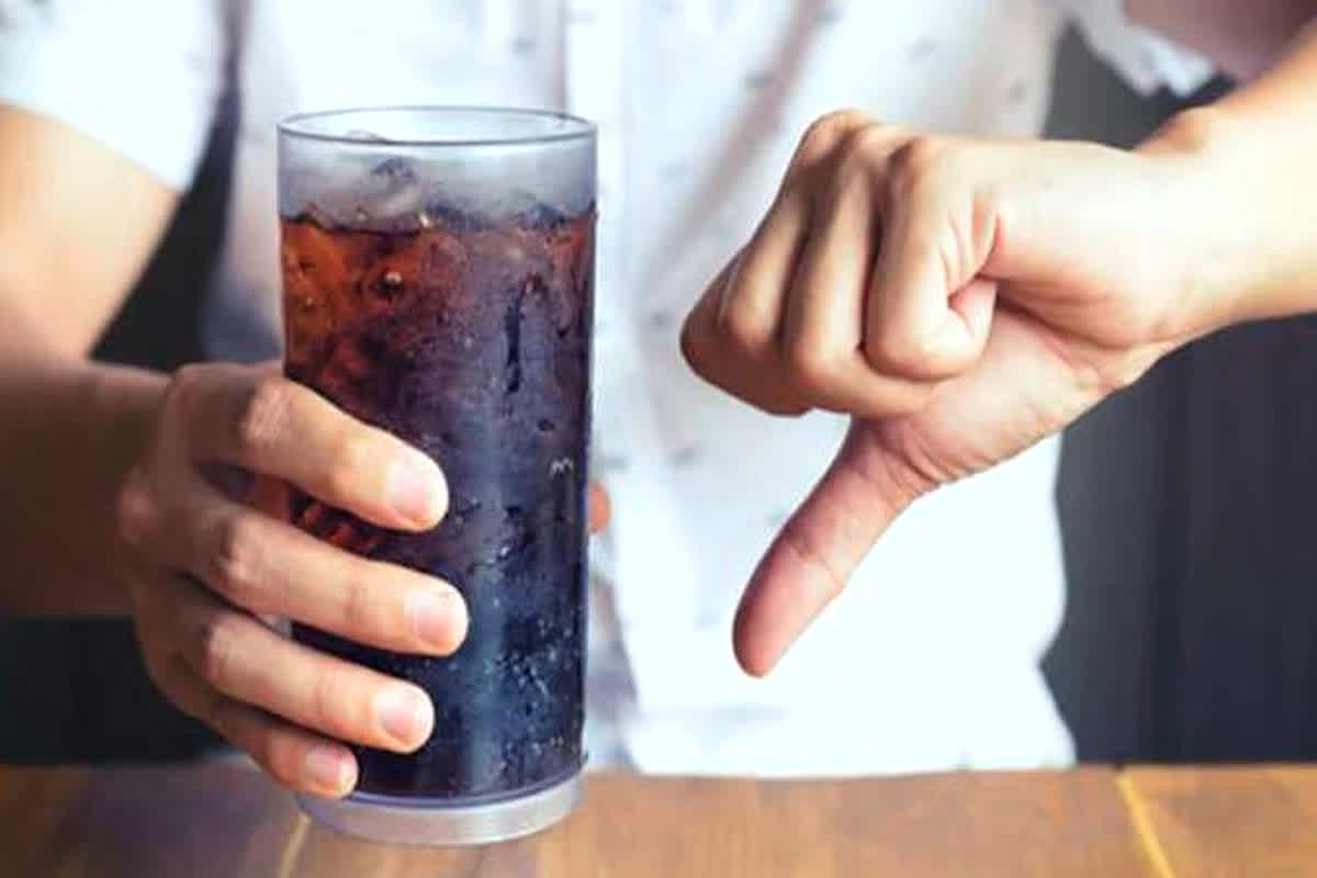 Cold Drink Side Effects: कोल्ड ड्रिंक पीने के शौकीन हैं बच्चे तो हो जाएं सावधान, वरना उठाना पड़ सकता है ये भारी नुकसान