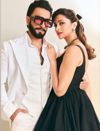 देश के सबसे अमीर बिजनेसमैन मुकेश अंबानी के छोटे बेटे अनंत अंबानी जल्द ही राधिका मर्चेंट के साथ शादी के बंधन में बंधने वाले हैं। इस मौके पर कई विदेशी मेहमानों के साथ ही बॉलीवुड के सितारों ने शिरकत की। वहीं पेरेंट्स बनने वाले रणवीर और दीपिका भी अनंत, राधिका की प्री वेडिंग सेरेमनी में पहुंचे। इस मौके पर दोनों ने ब्लैक एंड व्हाइट ड्रेस में स्टाइलिश दिख रहे हैं।