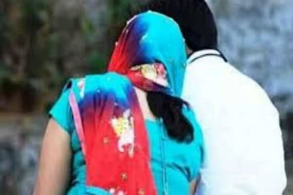 Wife caught her husband romancing