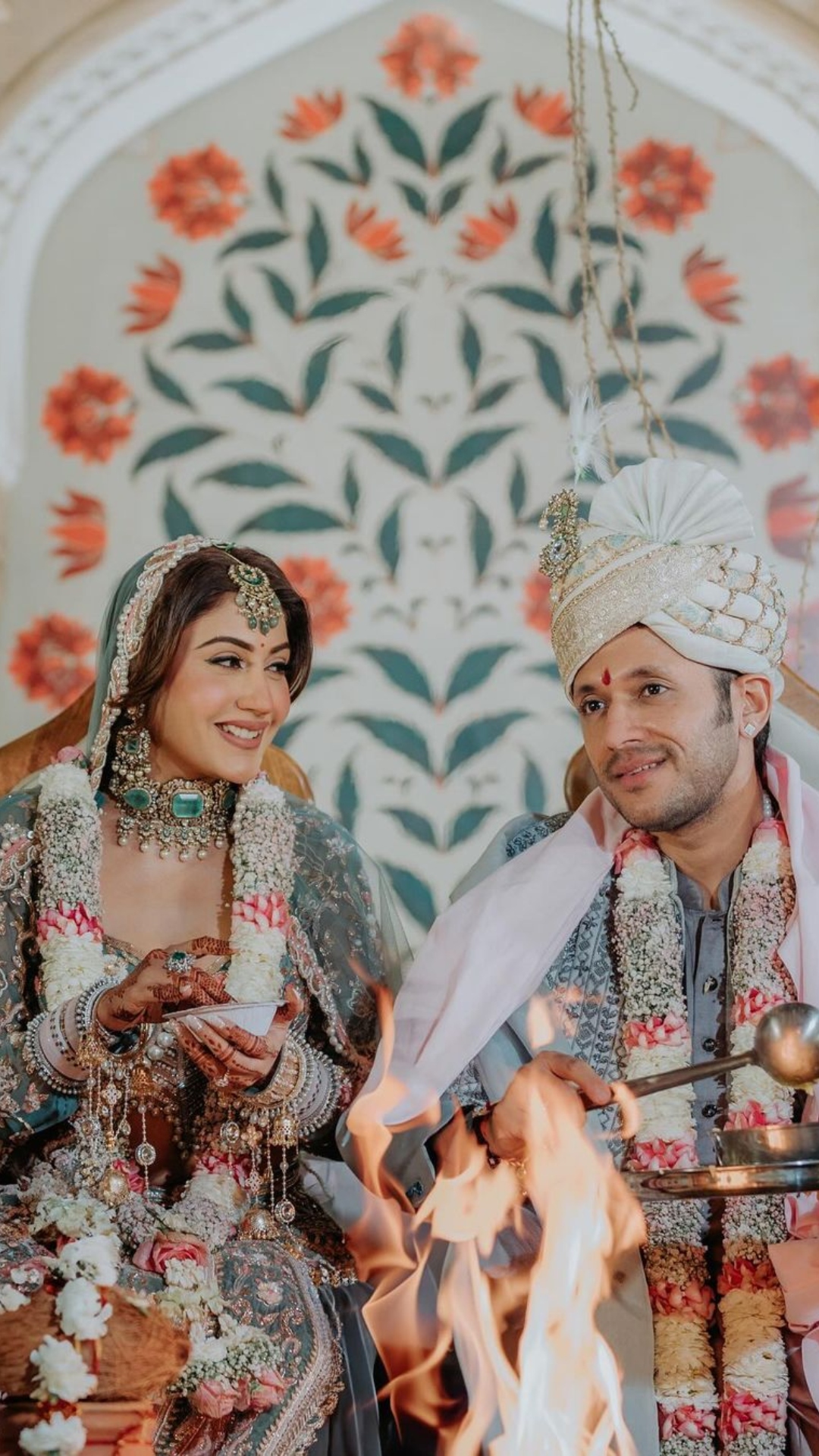 इश्कबाज फेम एक्ट्रेस सुरभि चंदना 2 मार्च को अपने बॉयफ्रेंड करण शर्मा के साथ शादी के बंधन मे बंध गयीं हैं। इस खूबसूरत जोड़े की शादी की तस्वीरें सोशल मीडिया पर तेजी से वायरल हो रही हैं। सोशल मीडिया पर वायरल तस्वीरों मे सुरभि बेहद खूबसूरत और खुश नजर आ रहीं हैं।